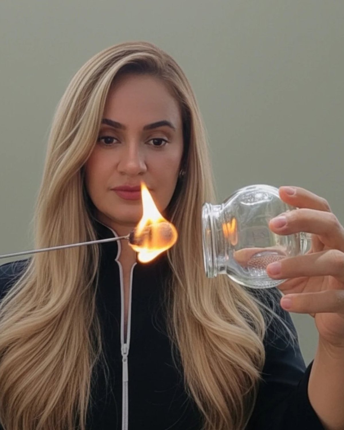 Graciane Peres realizando ventosaterapia